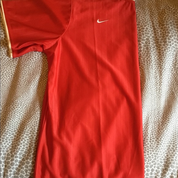 BOYS RED NIKE TOP - Picture 2 of 6
